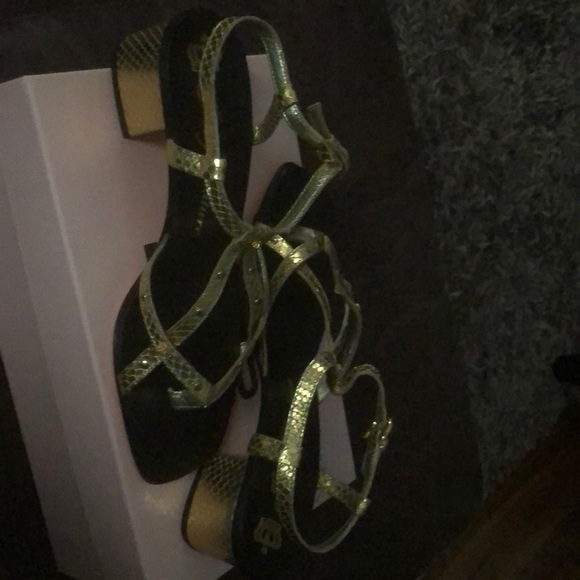 Juicy Couture Gold sandals - Picture 7 of 8